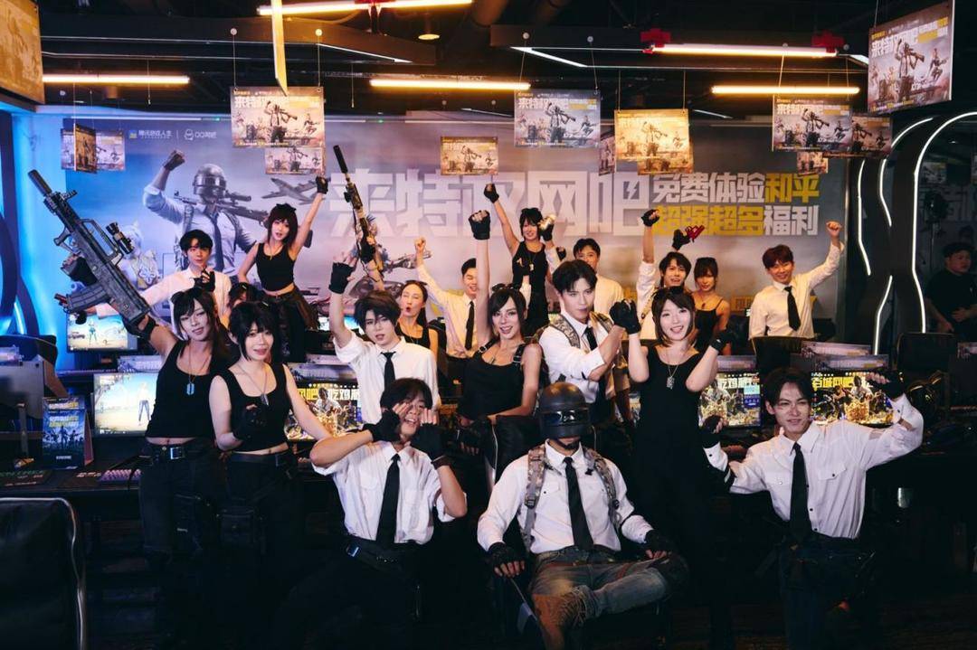 畢業(yè)季老友相聚 他們在網(wǎng)吧用和平精英PC模擬器“連坐”:和平精英